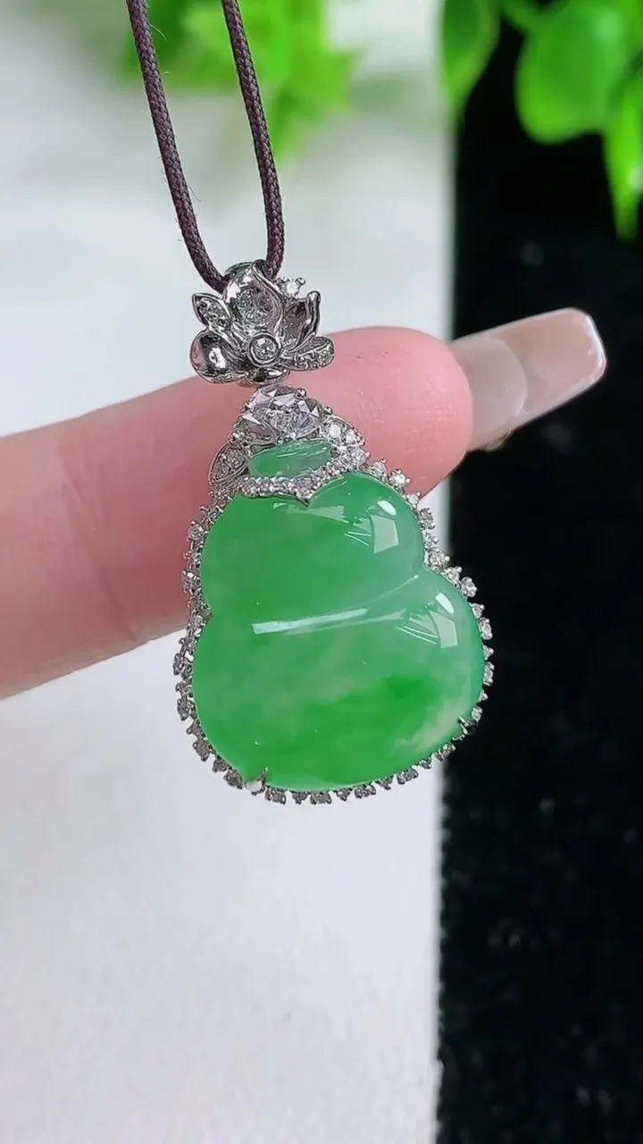 天然A货翡翠葫芦吊坠，尺寸27.7-16-7.4，裸石17.2-14.2重量:3.65g
1月18日