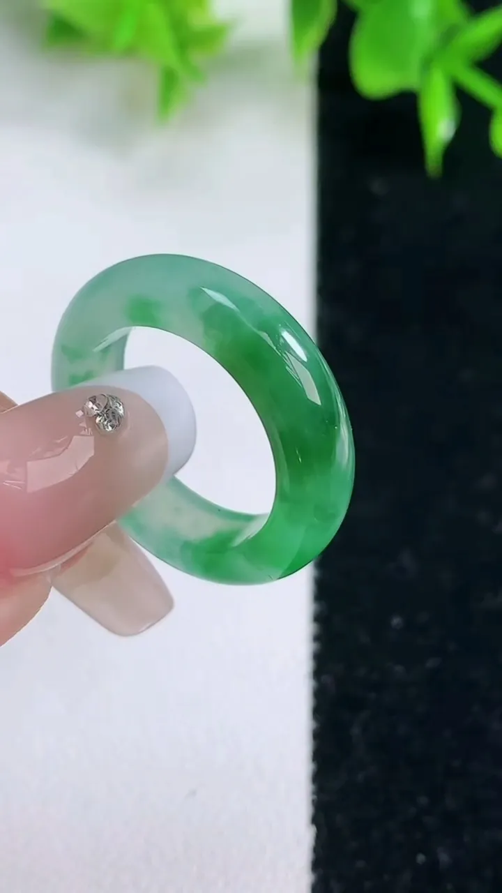 天然A货翡翠指环戒指，尺寸16.7-5.2-3.2，重量:4.16g2026年1月18日
工厂直销收