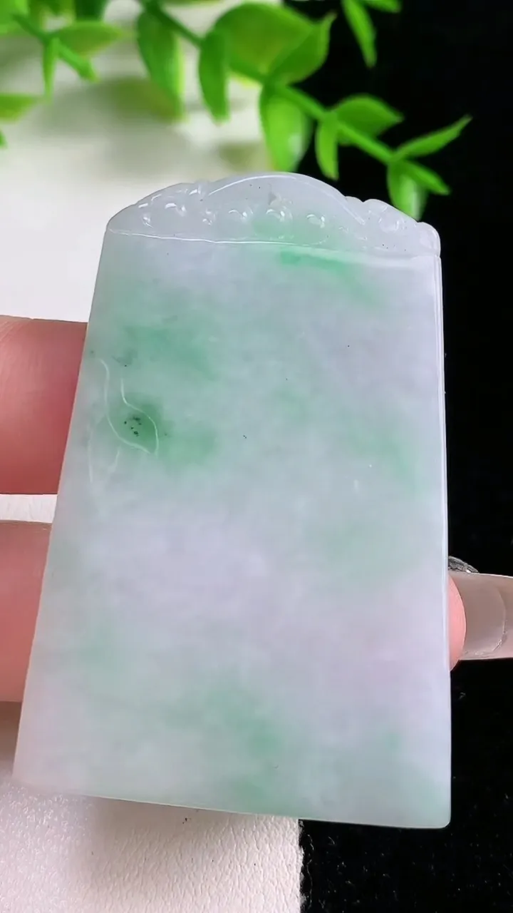 天然A货翡翠无事牌吊坠，尺寸53-35.5-4.5，重:24.29g
1月18日