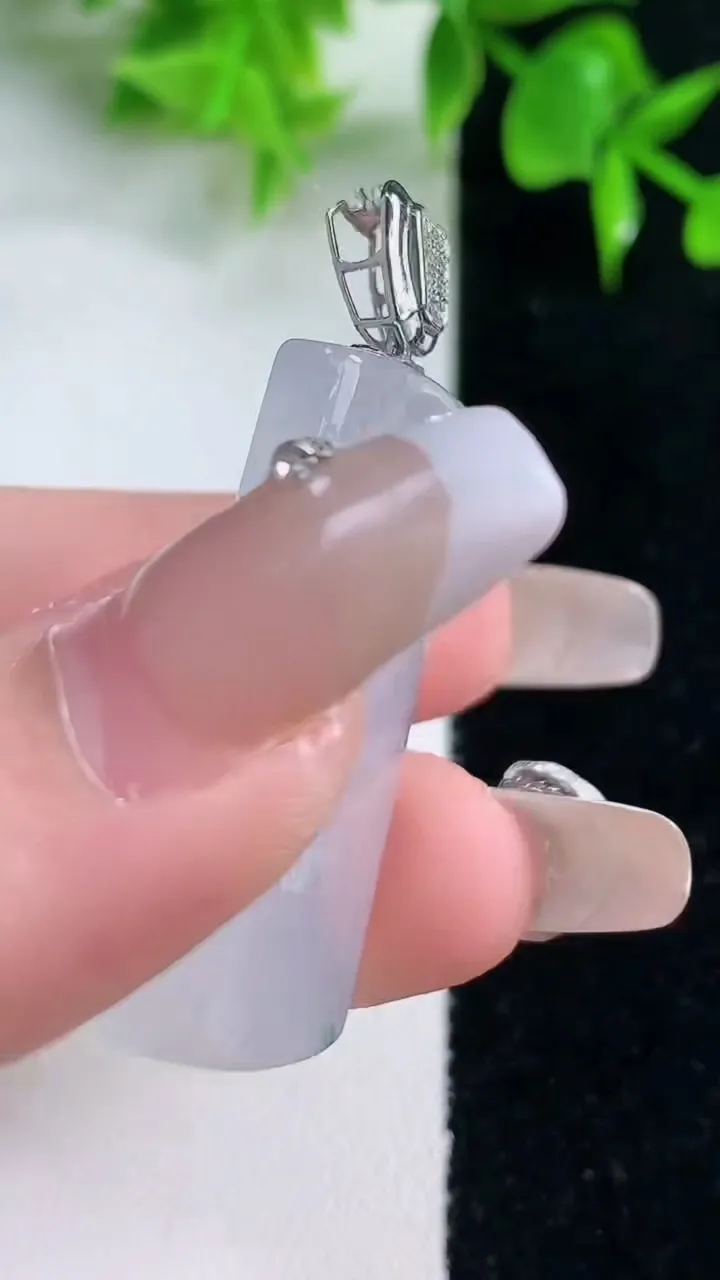 天然A货翡翠无事牌吊坠，尺寸35.7-20-5，重量:11.89g
1月18日