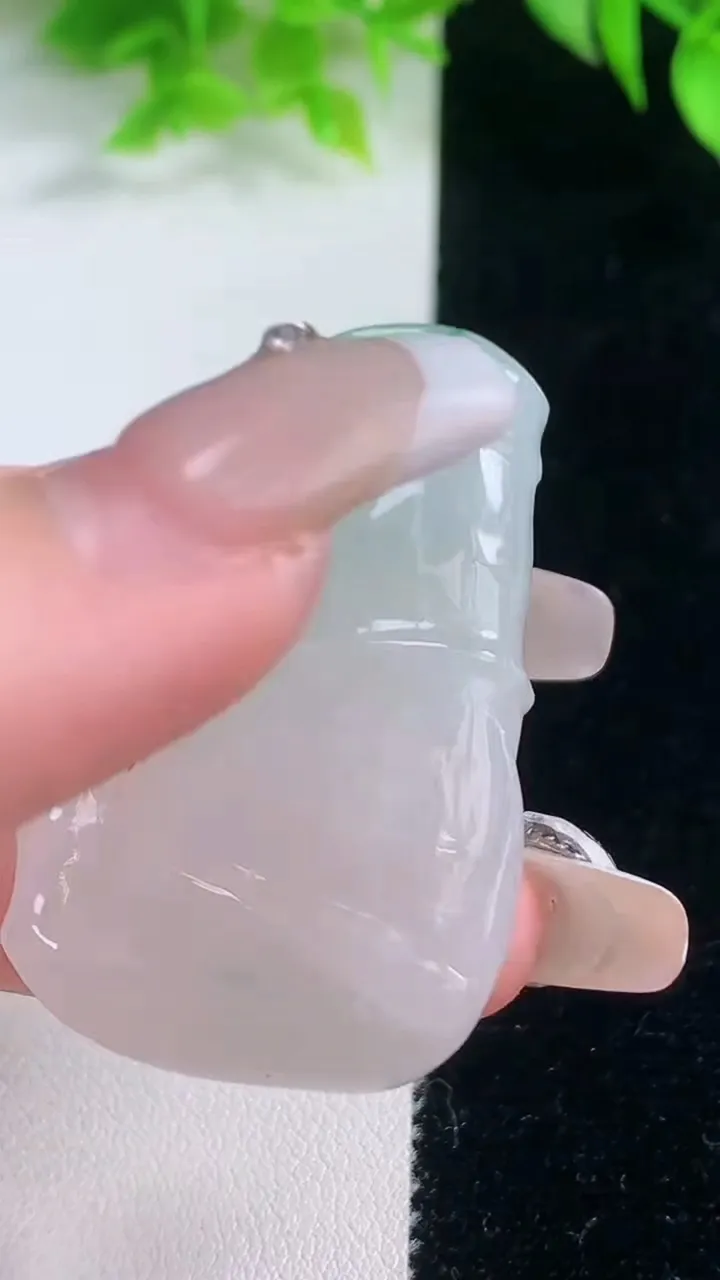 天然A货翡翠飘花节节高升 竹节吊坠，尺寸47.6-27-10.7，重量:25.04g
1月18日