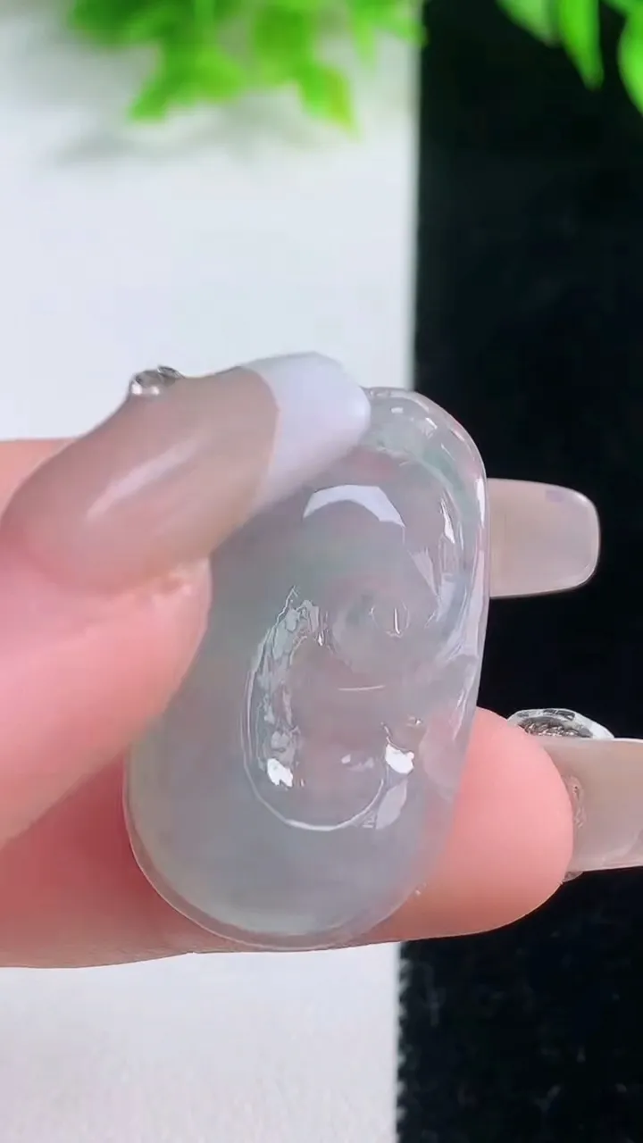 天然A货翡翠冰种飘花如意吊坠，尺寸32.6-19.4-5，重量:5.72g
1月18日