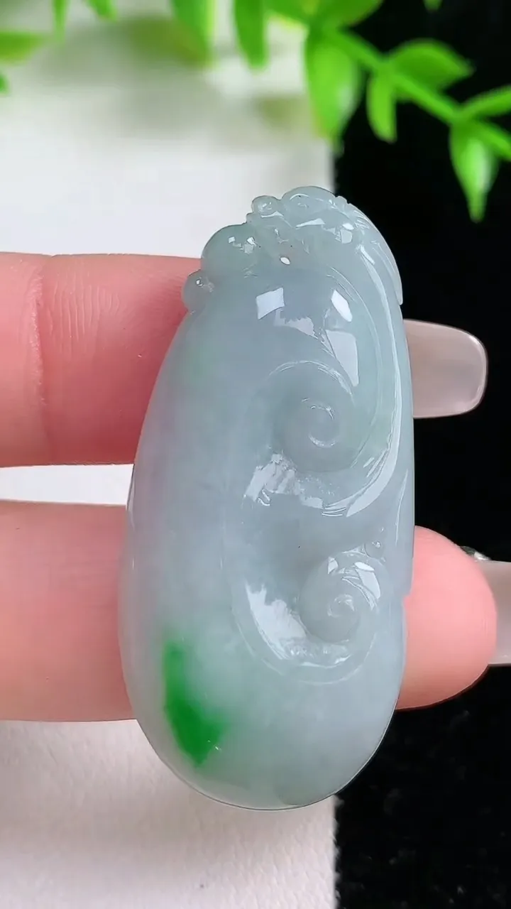 天然A货翡翠如意吊坠，尺寸42.8-20.2-6.5，重:11.73g
1月18日