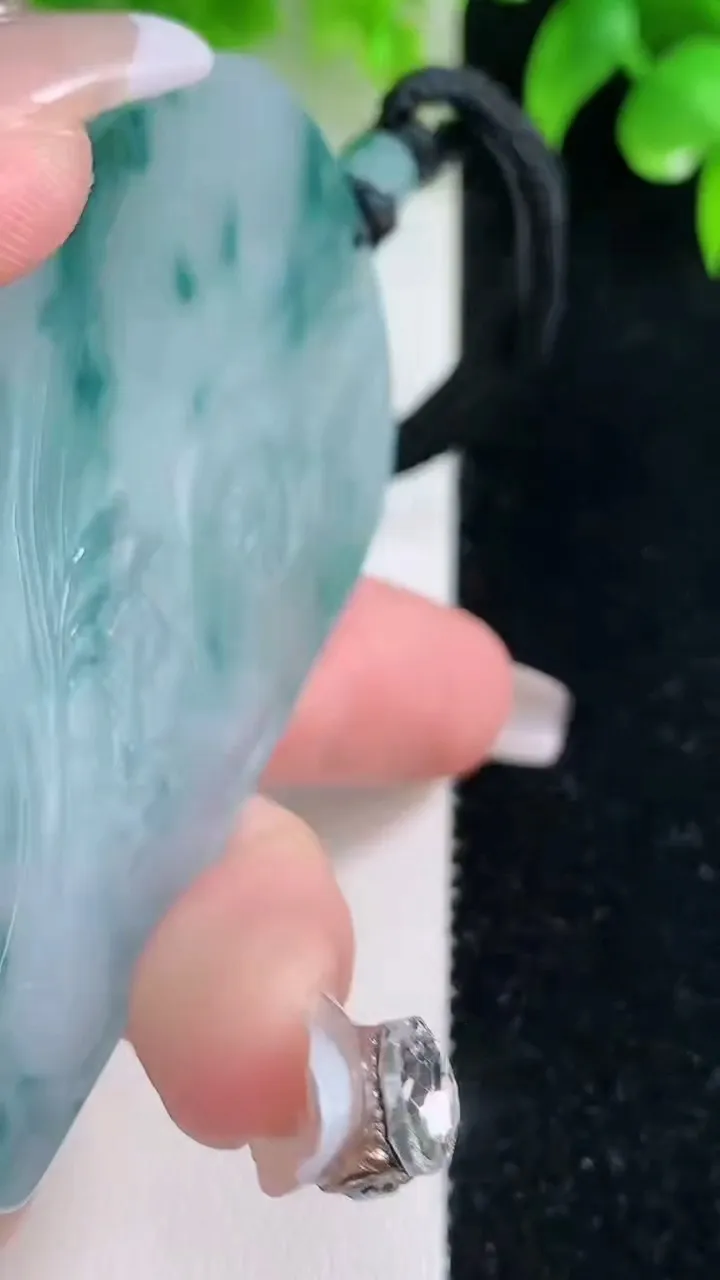 天然A货翡翠冰种飘花虚空藏菩萨吊坠，尺寸70.3-42-5.5，重量:43.63g
1月18日