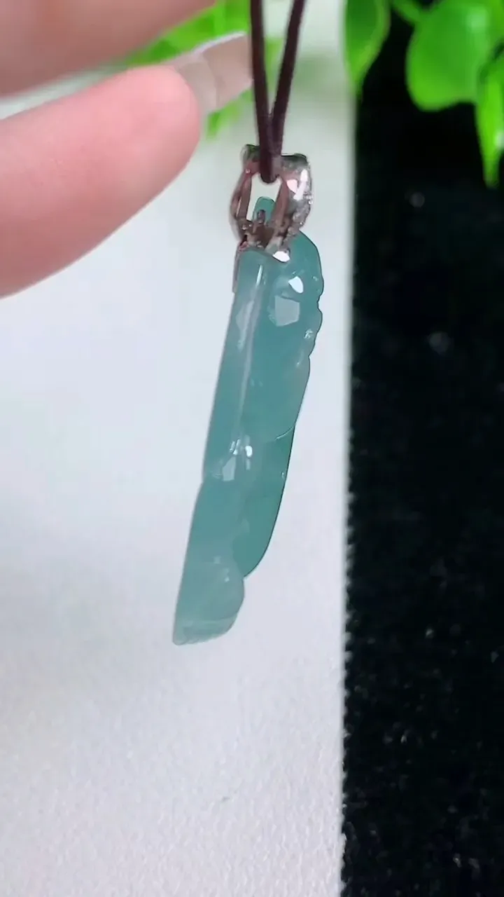 天然A货翡翠种飘花佛公吊坠，尺寸31.2-35.6-5.9，重量:10.53g
1月18日