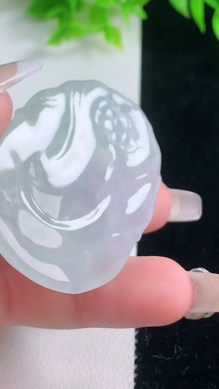 天然A货翡翠生肖兔吊坠，尺寸48-36.5-4.8，重量:18.60g
1月18日