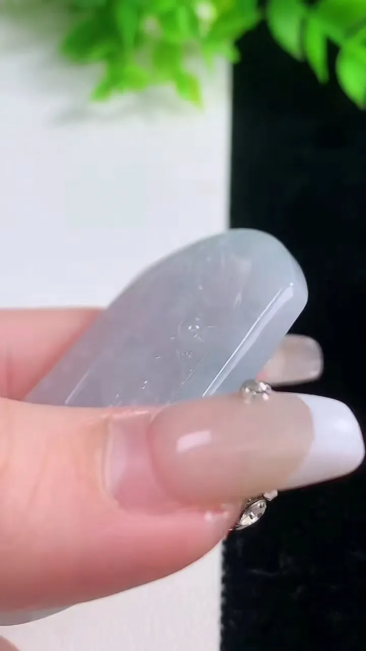 天然A货翡翠冰种飘花虚空藏菩萨吊坠，尺寸56-44.8-5.7，重量:31.78g
1月18日