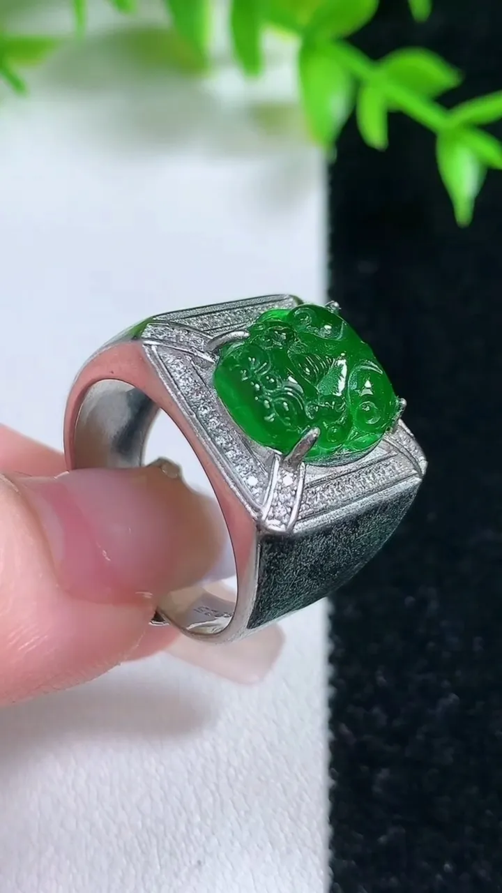 天然A货翡翠貔貅戒指，尺寸14.3-11.6-3，重:10.20g2026年1月18日
工厂直销收藏佳品,种好水足，色泽均匀，有种有色，上手高大气！