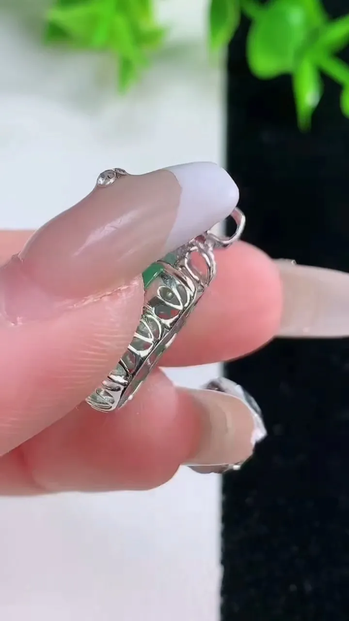 天然A货翡翠葫芦吊坠，尺寸24.5-16.5-13-6.3，重量:2.57g
1月18日