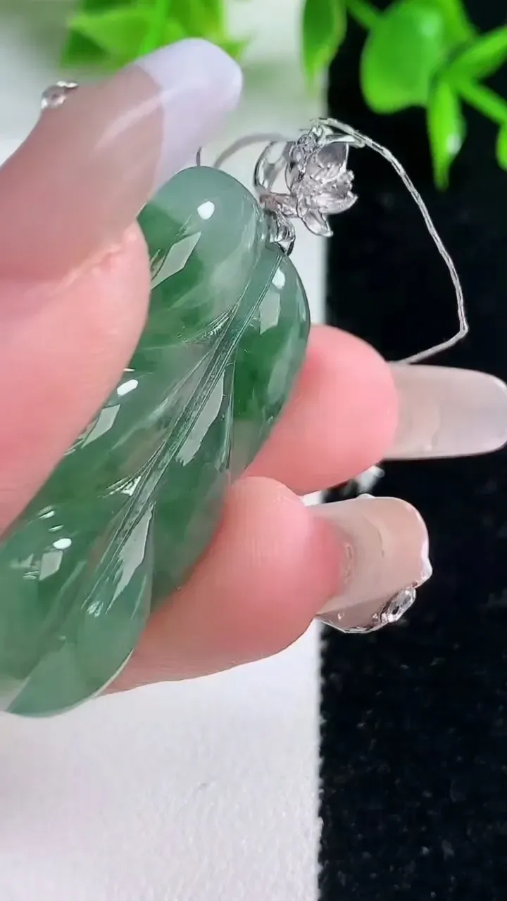 天然A货翡翠种飘花金枝玉叶 叶子吊坠，尺寸39.5-24.4-4.3，重量:9.43g
1月18日