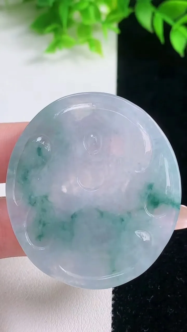 天然A货翡翠冰种飘花不动明王吊坠，尺寸49.7-44.4-5，重量:23.08g
1月18日