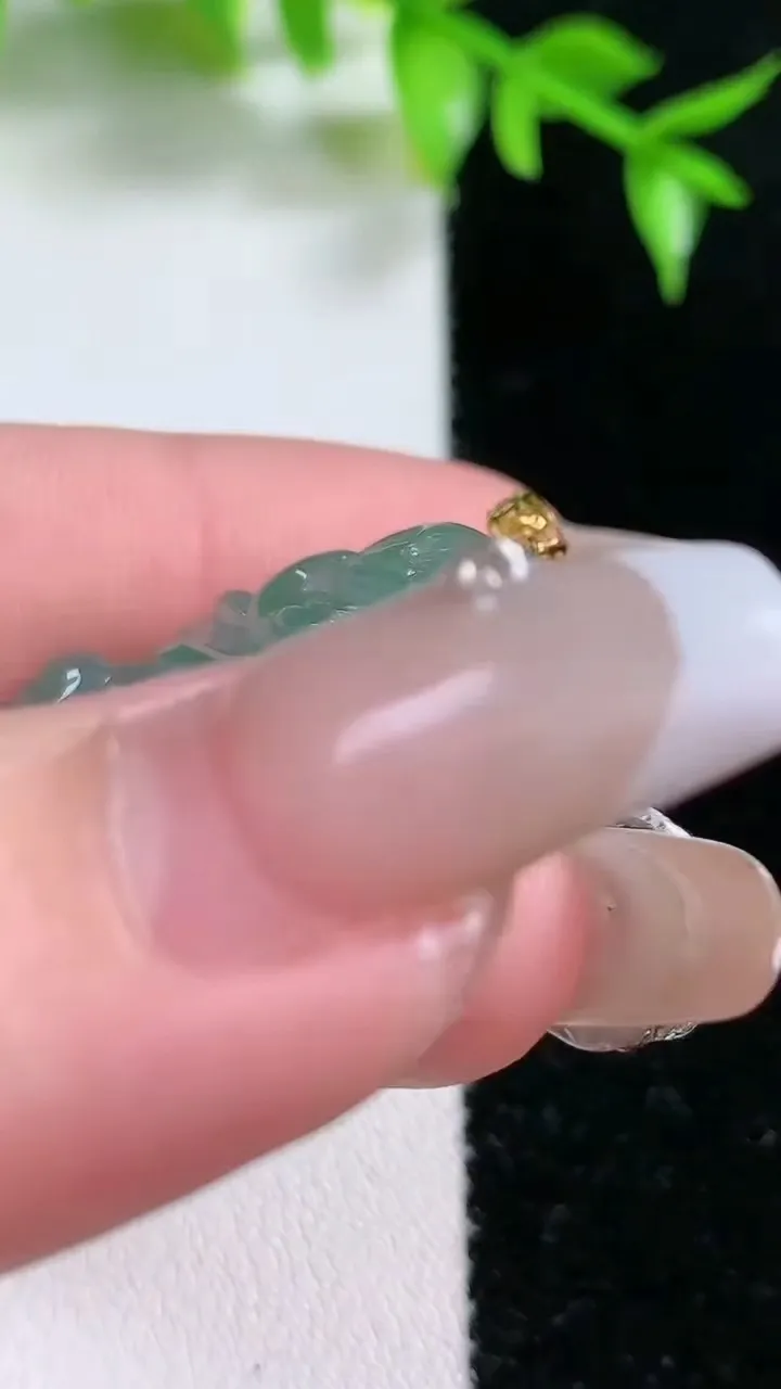 天然A货翡翠佛公吊坠，尺寸28.5-30-5.8，重:7.53g
1月18日