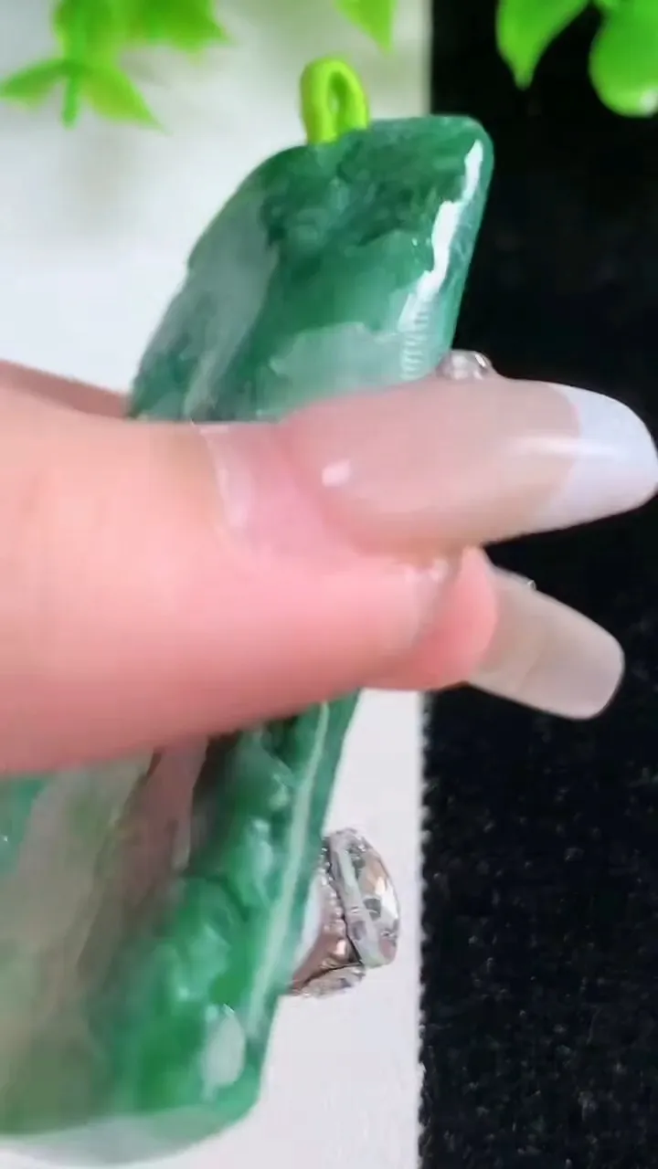 天然A货翡翠山水牌吊坠，尺寸65.6-41.2-4.7，重量:34.79g
1月18日