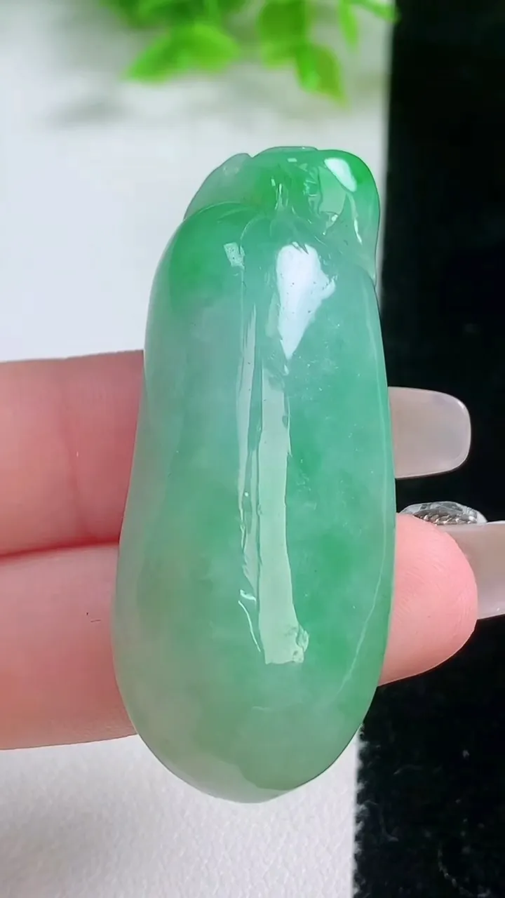 天然A货翡翠福瓜吊坠，尺寸50-20.8-12.8，重:23.20g
1月18日