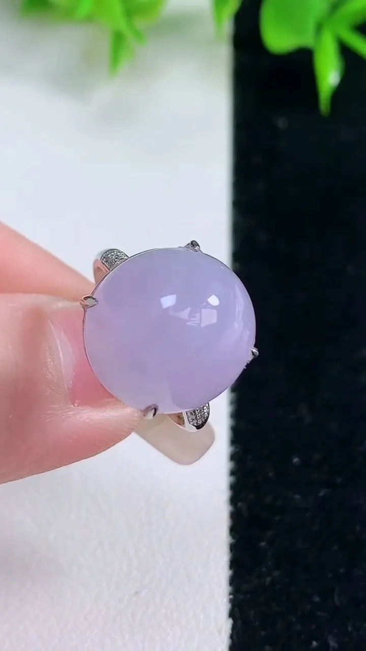 天然A货翡翠18K金紫罗兰蛋面戒指，尺寸17.6-15.3-14-12.6，重量:5.40g2026年1月18日
工厂直销收藏佳品,种好水足，色泽均匀，有种有色，上手高大气！