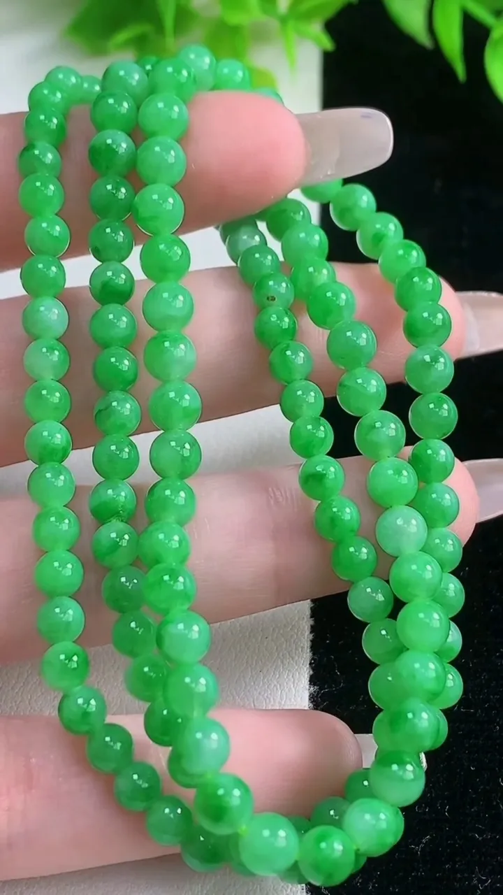 天然A货翡翠圆珠项链，尺寸5.2-124颗，重量:26.67g1月18日
工厂直销收藏佳品,种好水足，色泽均匀，有种有色，上手高大气！