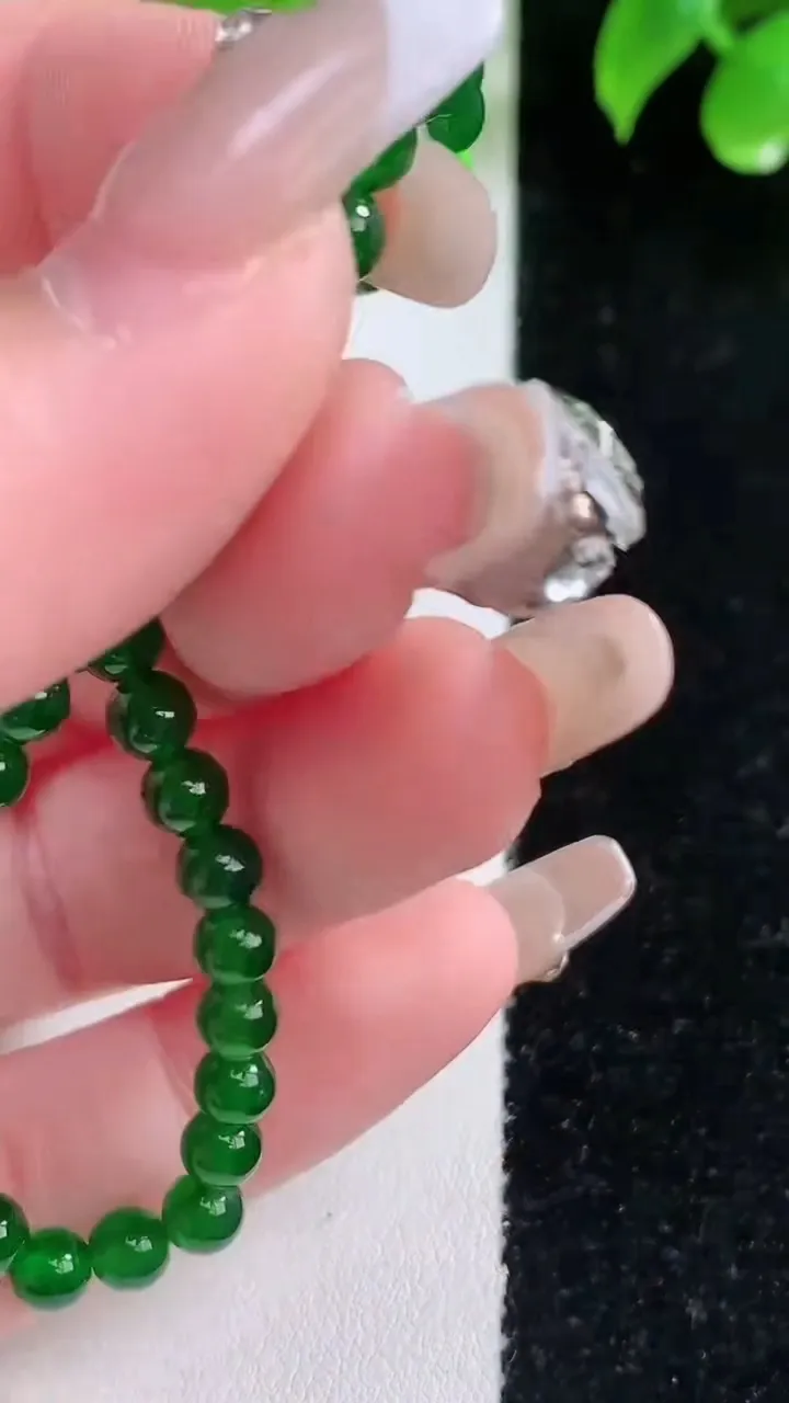 天然A货翡翠圆珠手串，尺寸4.4-37颗，重量:5.97g1月18日
工厂直销收藏佳品,种好水足，色泽均匀，有种有色，上手高大气！