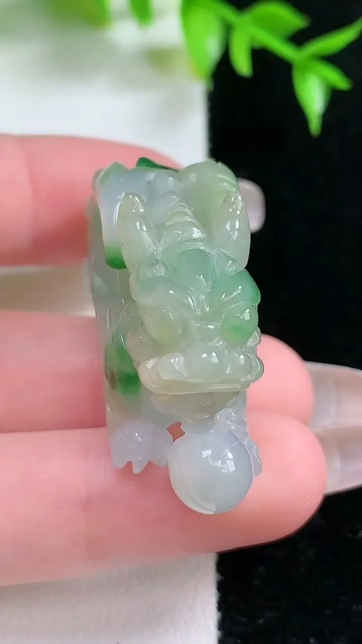 天然A货翡翠貔貅吊坠，尺寸42.8-22.5-13.3，重:24.27g
1月18日