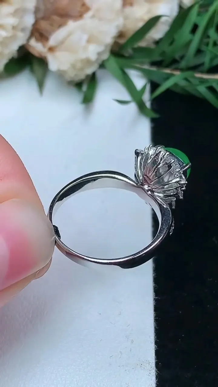 天然A货翡翠葫芦戒指，尺寸17.2-8.4-7，重量:3.39g2026年1月18日
工厂直销收藏佳品,种好水足，色泽均匀，有种有色，上手高大气！