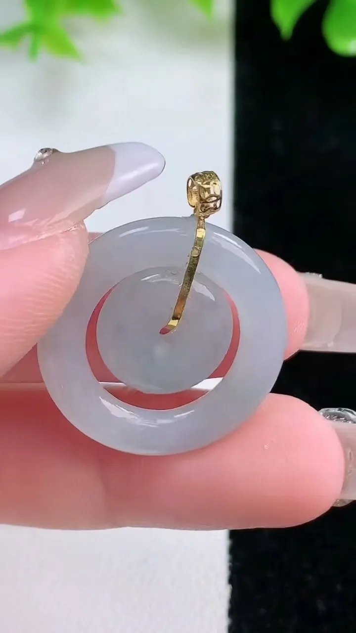 天然A货翡翠18K金飘花母子平安扣吊坠，尺寸24.3-3.7，重量:4.81g
1月18日