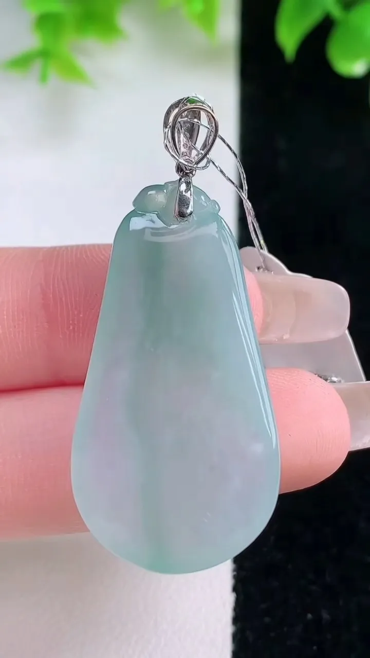 天然A货翡翠福瓜吊坠，尺寸37.3-20.4-5.6，重量:9.71g
1月18日