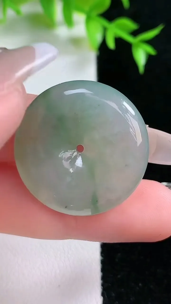 天然A货翡翠飘花平安扣吊坠，尺寸27.7-5.6，重:8.82g
1月18日