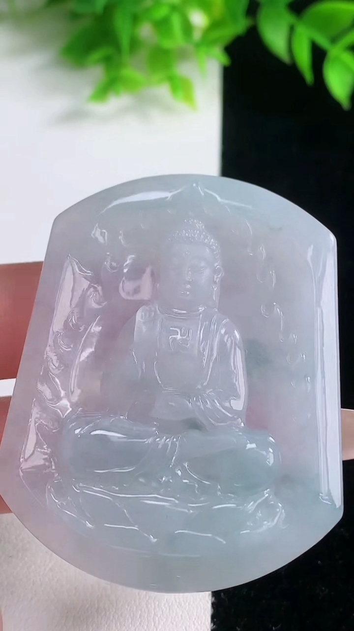 天然A货翡翠冰种飘花宽边阿弥陀佛吊坠，尺寸54-44.8-5，重量:32.68g
1月18日