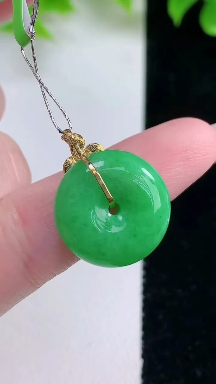 天然A货翡翠平安扣吊坠，尺寸16.5-6，重量:4.04g
1月18日