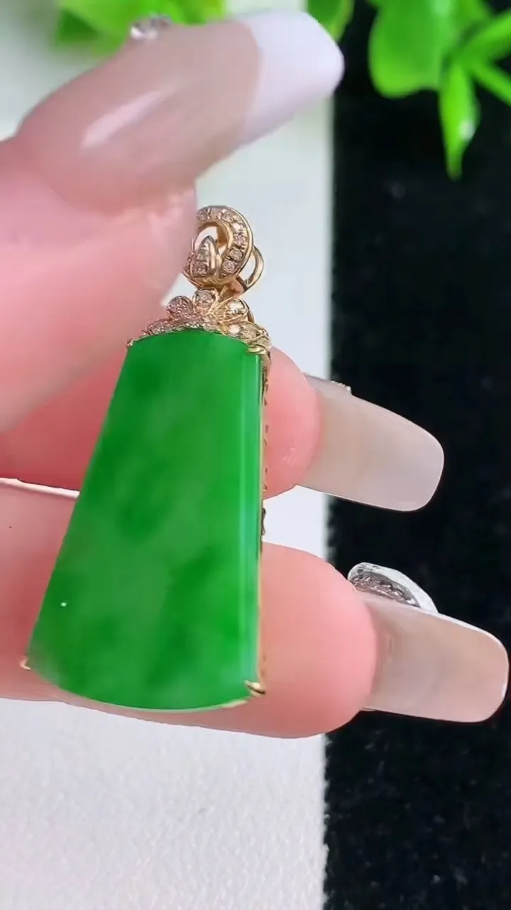 天然A货翡翠无事牌吊坠，尺寸34.4-24.5-15.7-5，重量:3.16g
1月18日
