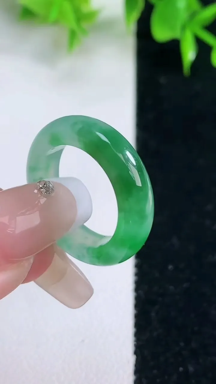 天然A货翡翠指环戒指，尺寸16.7-5.2-3.2，重量:4.16g2026年1月18日
工厂直销收藏佳品,种好水足，色泽均匀，有种有色，上手高大气！