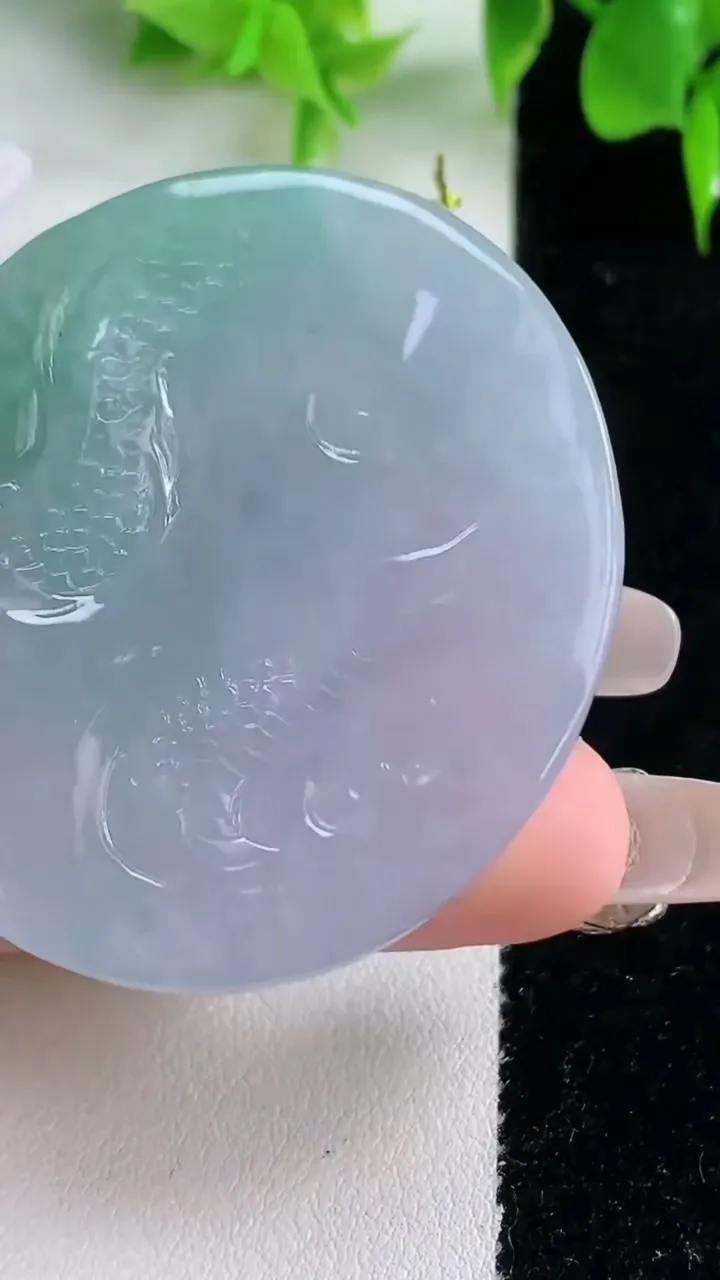 天然A货翡翠龙牌吊坠，尺寸48.4-44.4-11.3，重量:43.46g
1月18日