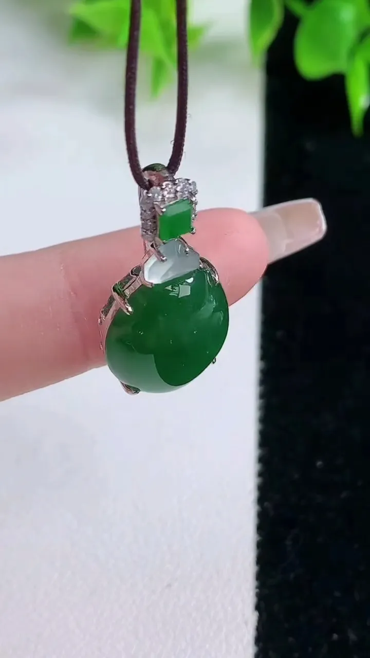 天然A货翡翠蛋面吊坠，尺寸15-13-6.7，重量:3.19g
1月18日