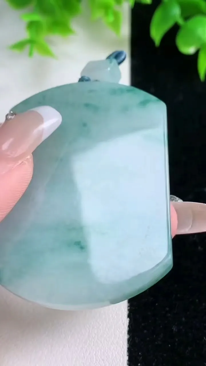 天然A货翡翠冰种飘花无事牌吊坠，尺寸55-41-5.6，重量:39.64g
1月18日