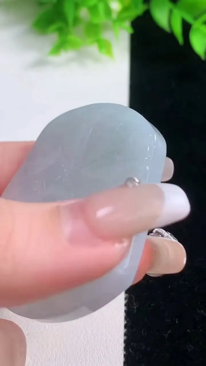 天然A货翡翠牌吊坠，尺寸51.3-47-5.4，重量:33.90g
1月18日