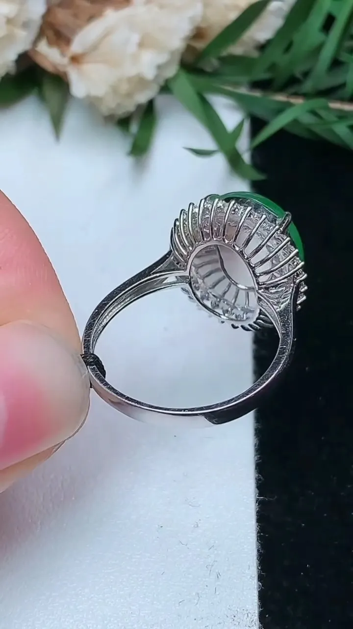 天然A货翡翠蛋面戒指，尺寸17.3-12.7-11.2，重量:4.42g2026年1月18日
工厂直销收藏佳品,种好水足，色泽均匀，有种有色，上手高大气！