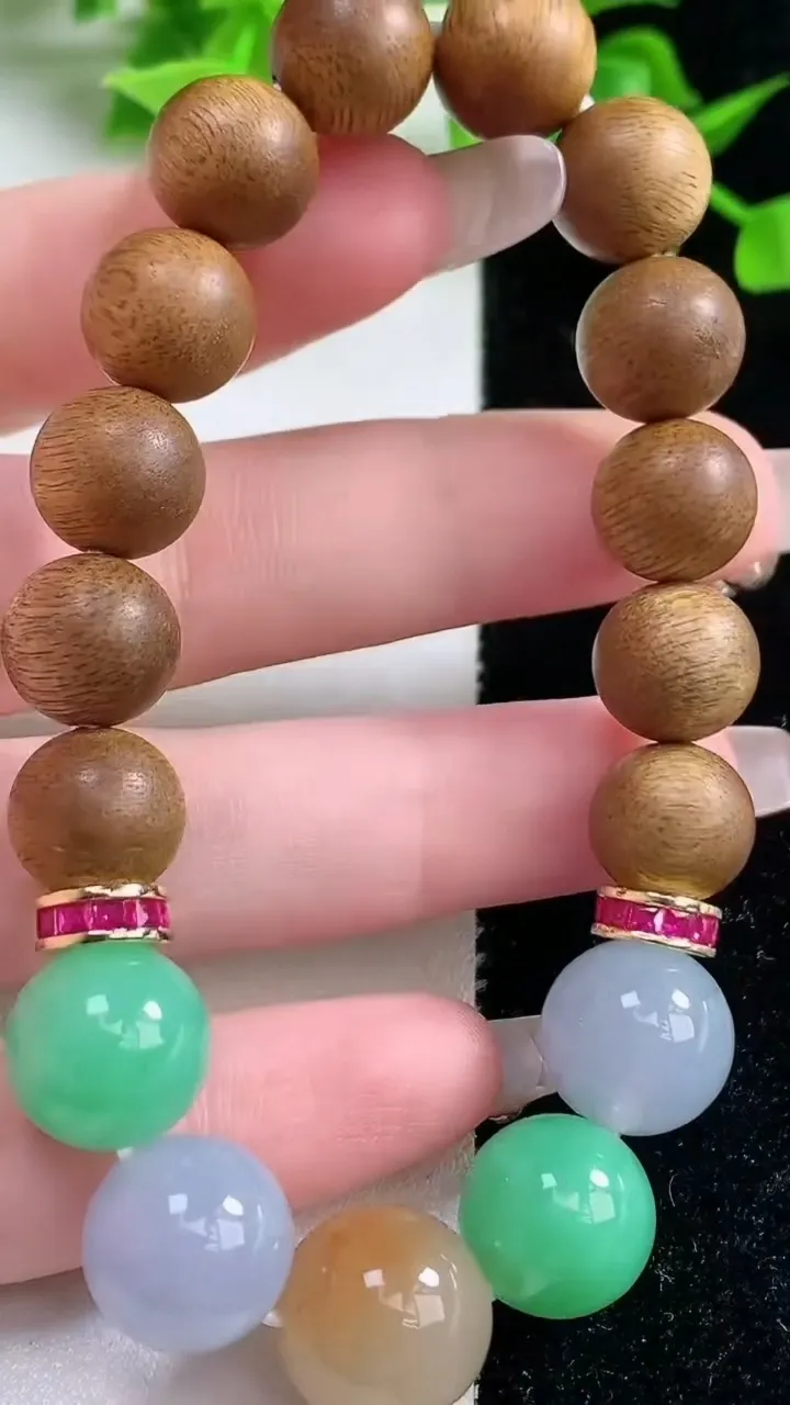 天然A货翡翠三彩圆珠檀香圆珠手串，尺寸13，重量:21.46g1月18日
工厂直销收藏佳品,种好水足，色泽均匀，有种有色，上手高大气！