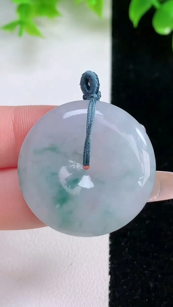 天然A货翡翠冰种飘花平安扣吊坠，尺寸31.7-5.4，重量:11.68g
1月18日