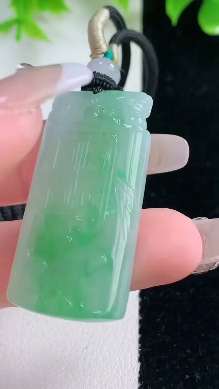 天然A货翡翠仿古无事牌吊坠，尺寸41-21-5.8，重量:17.14g
1月18日