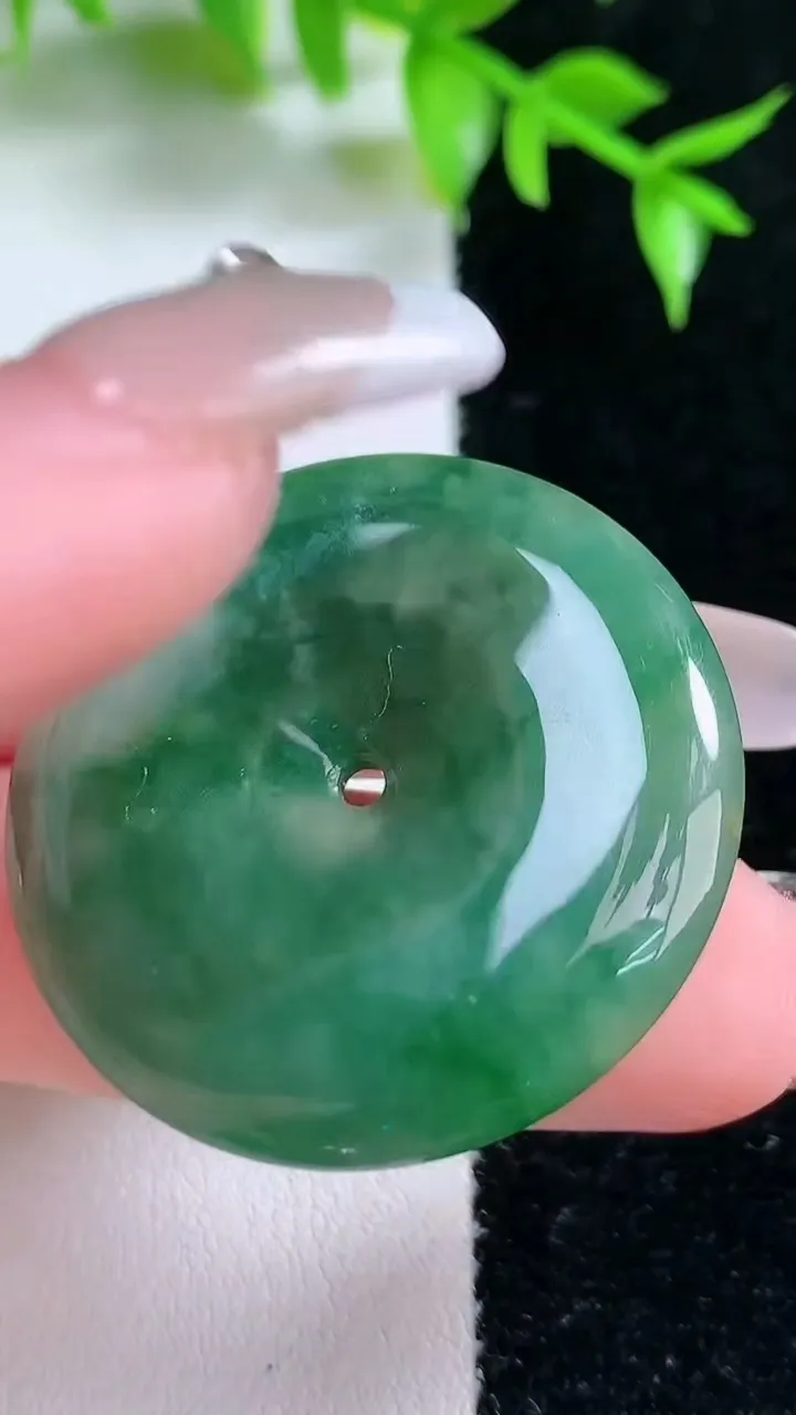 天然A货翡翠平安扣吊坠，尺寸34.2-5，重:14.00g
1月18日