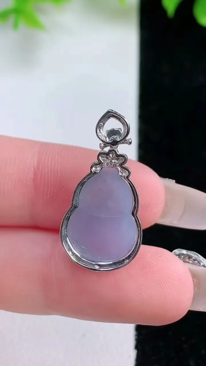 天然A货翡翠18K金紫罗兰葫芦吊坠，尺寸25.8-13-6，裸石15.6-11.3重量:2.02g
1月18日