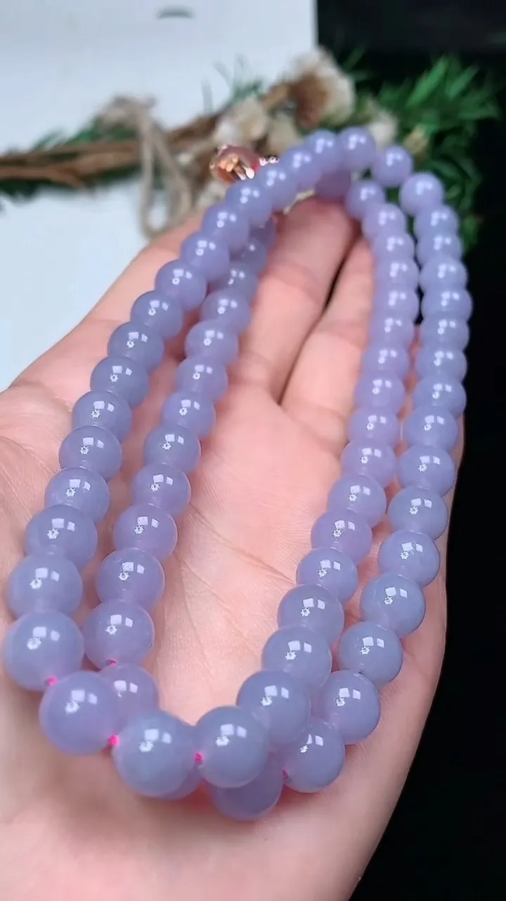 天然A货翡翠紫罗兰圆珠项链，尺寸8.2-70颗，重量:65.64g1月18日
工厂直销收藏佳品,种好水足，色泽均匀，有种有色，上手高大气！