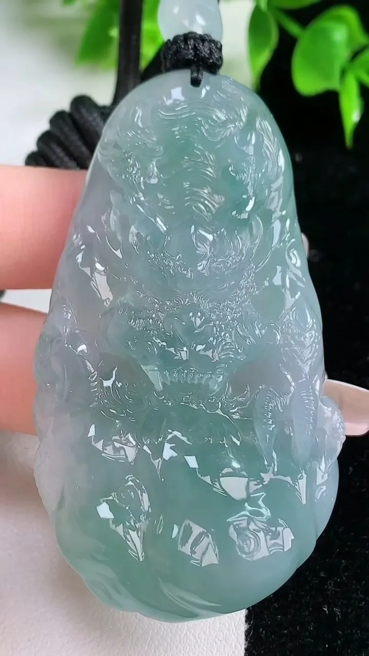 天然A货翡翠龙牌吊坠，尺寸68-36.2-11.4，重量:60.80g
1月18日