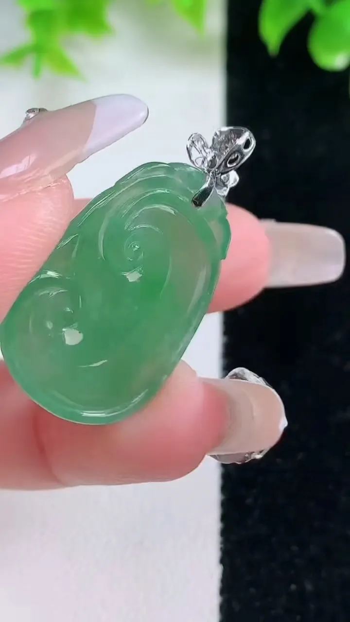 天然A货翡翠如意吊坠，尺寸27.6-19.8-4.8，重量:6.12g
1月18日