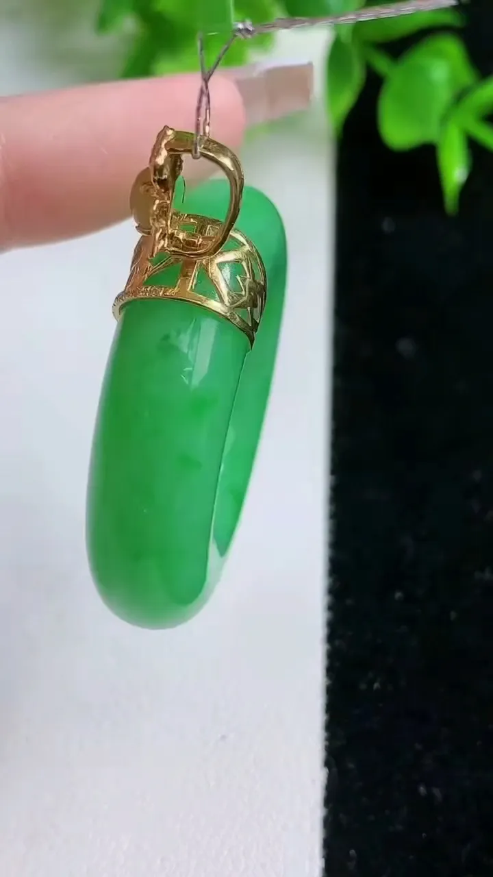 天然A货翡翠平安环吊坠，尺寸38.8-9.5，重量:28.47g
1月18日