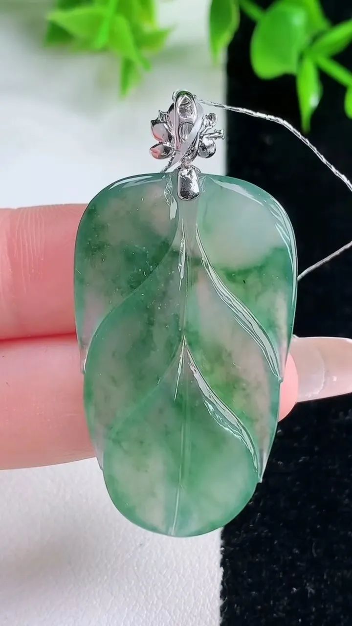 天然A货翡翠种飘花金枝玉叶 叶子吊坠，尺寸39.5-24.4-4.3，重量:9.43g
1月18日