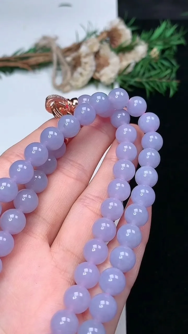 天然A货翡翠紫罗兰圆珠项链，尺寸8.2-70颗，重量:65.64g1月18日
工厂直销收藏佳品,种好水足，色泽均匀，有种有色，上手高大气！