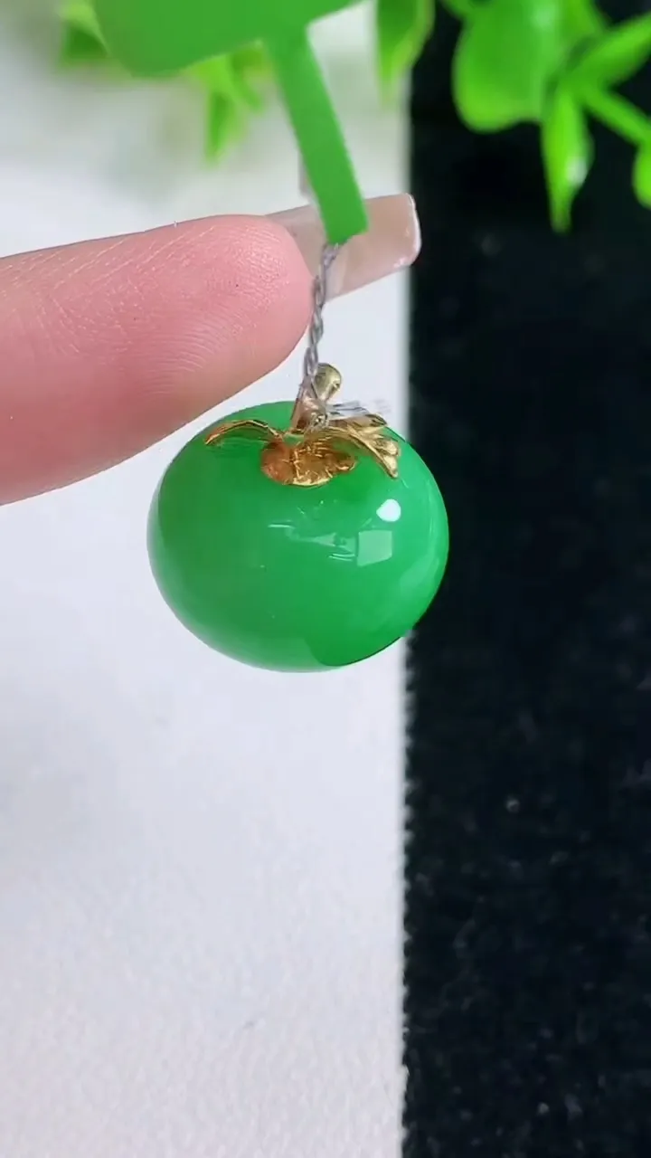 天然A货翡翠苹果吊坠，尺寸15.8-9.7，重量:6.27g
1月18日
