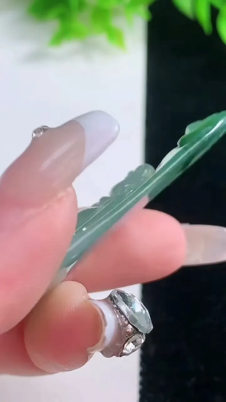 天然A货翡翠冰种飘花逍遥佛吊坠，尺寸56.5-25.5-6.7，重量:14.88g
1月18日