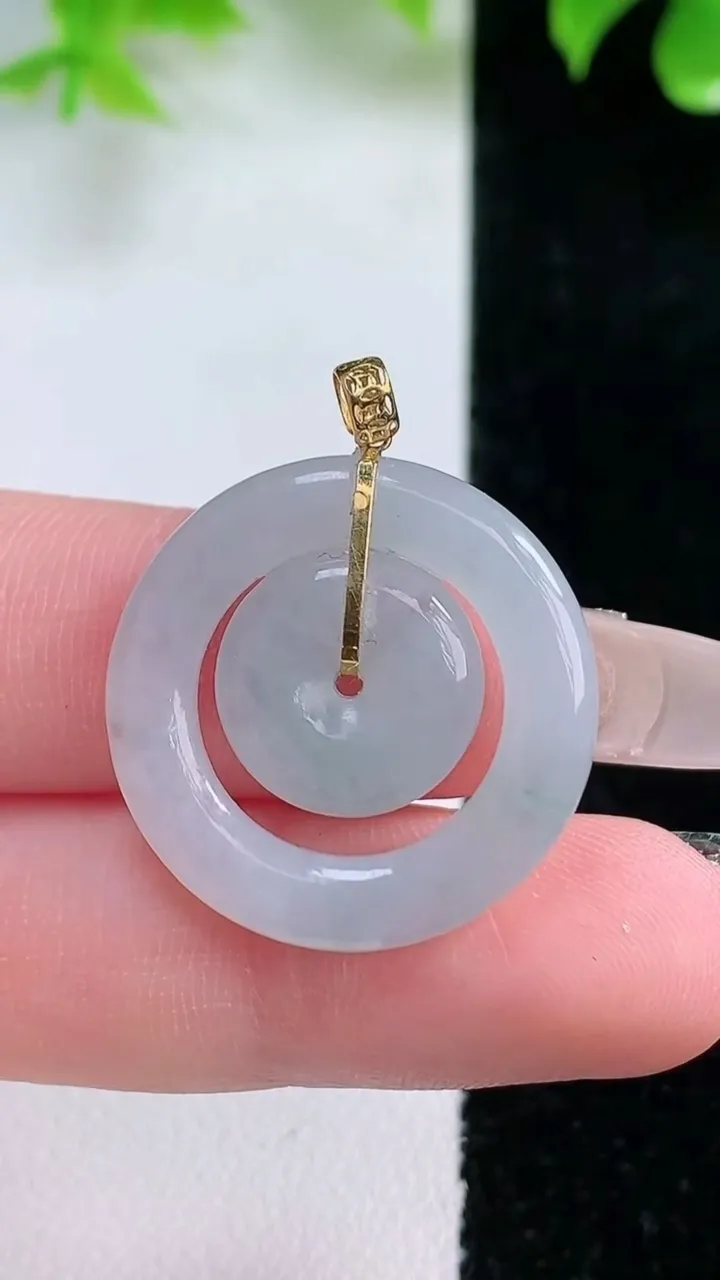 天然A货翡翠18K金飘花母子平安扣吊坠，尺寸24.3-3.7，重量:4.81g
1月18日