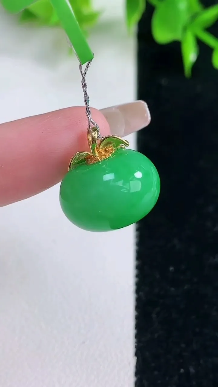 天然A货翡翠苹果吊坠，尺寸15.8-9.7，重量:6.27g
1月18日